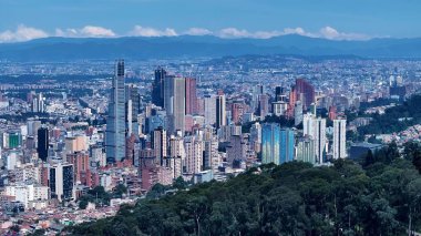 Bogota Cundinamarca Kolombiya 'daki Bogota Skyline. Gökdelenleri Şehir Merkezi Şehir Yaşamını Yansıtıyor. Altyapı Skyline Panoramic City View Awesome. Altyapı Şehir Manzarası.