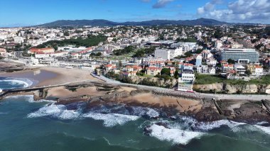 Lizbon 'un Cascais bölgesindeki Tamariz Plajı. Yüksek katlı binaların ve şehir yaşamını gösteren trafik gösterilerinin havadan görüntüsü. Horizon Sahili Denizi kıyısında. Sahil Kıyısı Paneli Geniş.
