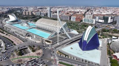 Valencia Valence Community İspanya 'daki Sanat Sarayı. Highrise Binası şehir merkezinin siluetine hükmediyor. Endüstriyel Peyzaj Ticari Binası Güzel. Endüstriyel Şehir.