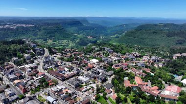 Gramado Rio Grande Do Sul Brazil 'de Gramado Skyline. Yüksek katlı binaların ve şehir yaşamını gösteren trafik gösterilerinin havadan görüntüsü. Altyapı Skyline Panoramik Şehir Görünümü Muhteşem.