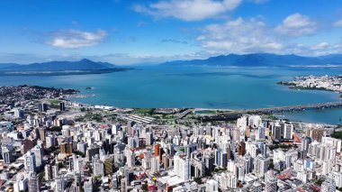 Florianopolis 'teki Florianopolis Skyline, Santa Catarina Brezilya. Kuşlar, sokaklar ve binalarla çarpıcı şehir manzarasına bakıyor. Sahil Gökyüzü Sahil Kıyısı Yaz Zamanı. Deniz kenarında Panoramik.