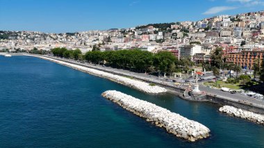 Napoli 'nin silueti Napoli Campania İtalya' da. Turkuaz Okyanus Dalgaları Tropik Sahile Yavaşça Çarpıyor. Altyapı Skyline Gökdelenleri çarpıcı. Altyapı Mimarlık Şirketi. Napoli Campania.