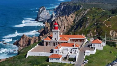 Lizbon 'un Sintra bölgesindeki Roca Cape Deniz Feneri. Bir sahil şehrindeki tarihi deniz fenerinin ikonik yapısı. Shore Clouds Plaj Denizi. Sahil Sahili Sahili Kıyı Hattı.