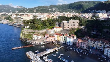 Sorrento Napoli 'deki Sunset Sorrento Plajı. Büyüleyici Tropikal Sahne Sahnesi Yukarıdan Görünüyor. Metropol Peyzaj Gökdelenleri Yapımı Meşgul. Metropole Town 'da. Sorrento Napoli.