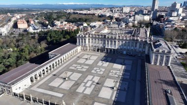 Madrid 'deki Madrid Kraliyet Sarayı. Yüksek binaları ve trafiği olan hareketli bir şehrin havadan görünüşü. Metropol Manzarası Panoramik Şehir Manzarası Güzel. Kentsel Panoramik Şehir Görünümü.