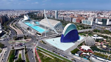 Valencia İspanya 'daki Bilim Müzesi. Yüksek katlı binaların ve şehir yaşamını gösteren trafik gösterilerinin havadan görüntüsü. Metropolitan Peyzaj Ticari Binası Çarpıcı. Metropolitan Atılgan Kasabası.