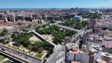 Valencia Valence Community İspanya 'da Valencia Skyline. Yüksek binaları ve trafiği olan hareketli bir şehrin havadan görünüşü. Endüstriyel Peyzaj Ticari Binası Güzel.