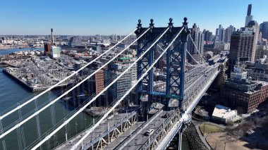 Manhattan 'daki Manhattan Köprüsü New York Birleşik Devletleri. Landmark Köprüsü 'nün Hava Görüntüsü Karmaşık Tasarımı Gösteriyor. Şehir Gökyüzü Arkaplanı Kentsel. Açık Arkaplan Panoramik Şehir.