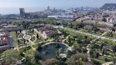 Katalonya 'nın Barselona bölgesindeki Ciutadella Parkı. Gökdelenleri Şehir Merkezi Şehir Yaşamını Yansıtıyor. Şehir merkezindeki İş Gökyüzü Arkaplanı. Şehir Merkezi Panoramik Şirketi.