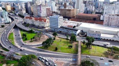 Porto Alegre Skyline In Porto Alegre Rio Grande Do Sul Brazil. Yüksek katlı binaların ve şehir yaşamını gösteren trafik gösterilerinin havadan görüntüsü. Altyapı Skyline Panoramik Şehir Görünümü Muhteşem.