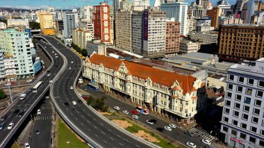 Porto Alegre Rio Grande Do Sul Brezilya 'daki tarihi bina. Gökdelen 'in havadan görünüşü ve şehir caddesinde yoğun trafik. İnşaat Peyzajı Panoramik Şehir Görünümü Meşgul.