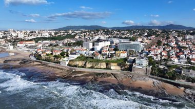 Lizbon 'un Cascais bölgesindeki Cascais Skyline. Yüksek binaları ve trafiği olan hareketli bir şehrin havadan görünüşü. Cennet Skyline Idyllic göz kamaştırıcı. Cennet Rıhtımı Kıyısı.