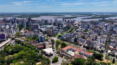 Porto Alegre Skyline In Porto Alegre Rio Grande Do Sul Brazil. İnanılmaz Skysraper 'lar ve caddedeki trafik yukarıdan izleniyor. Şehir Gökyüzü Arkaplanı Kentsel. Açık Arkaplan Panoramik Şehir.