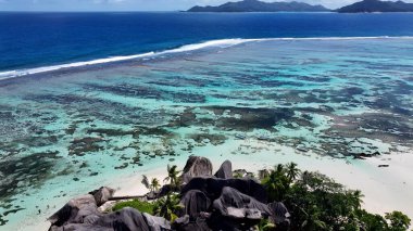 La Digue Adası 'ndaki Anse Kaynağı D. Argent Victoria Seychelles. Yaz tatilinde harika bir sahil manzarası olan kuş bakışı. Sahil Bulutları Yaz mevsimi. Sahil Panorama. La Digue Adası Victoria.