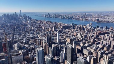 Manhattan 'daki Empire State, New York Birleşik Devletleri. Geniş Şehir Yayılmasına Bakan Tarihi Gökdelen. Şehir Gökyüzü Arkaplanı Kentsel. Açık Arkaplan Panoramik Şehir. Manhattan New York.