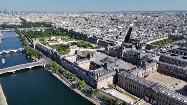 Paris 'teki Paris Skyline De France. Şehir merkezindeki Landmark Ortaçağ binasının havadan görünüşü. Şehir merkezindeki İş Gökyüzü Arkaplanı. Şehir merkezindeki panoramik işleri. Fransa ile Paris.