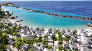Willemstad Hollanda 'daki Mambo Plajı Curacao. Turistler Karayip Denizi 'nde güneşli bir günün tadını çıkarıyorlar. Horizon Sahili Denizi kıyısında. Deniz kenarı seyahati. Willemstad Hollanda.