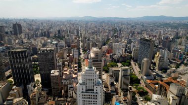 Sao Paulo Brezilya 'daki ünlü gökdelen. Gökdelen 'in havadan görünüşü ve şehir caddesinde yoğun trafik. Endüstriyel Peyzaj Ticari Binası Güzel. Endüstriyel kasaba. Sao Paulo Brezilya.