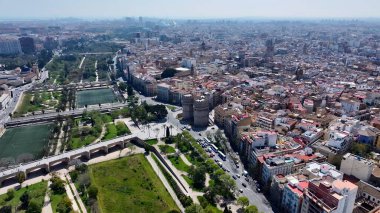 Serranos Kuleleri Valencia Valence Community İspanya 'da. Yüksek binaları ve trafiği olan hareketli bir şehrin havadan görünüşü. İş Bulutları Gökyüzü Şehir Merkezi. Arkaplan Panoramik Şehir.