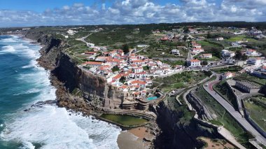 Lizbon 'un Sintra Bölgesi' nde Azenhas Mar Plajı. Yukarıdan canlı bir şehrin telaş ve koşuşturmasını yakalamak. Sahil Gökyüzü Sahil Kıyısı Yaz Zamanı. Sahil Sahili Panoramik.