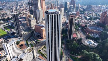 Kolombiya 'daki Bogota Cundinamarca Kulesi. İnanılmaz Skysraper 'lar ve caddedeki trafik yukarıdan izleniyor. İş Bulutları Gökyüzü Şehir Merkezi. Özgeçmişleri meşhurdur. Bogota Cundinamarca.