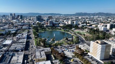 Macarthur Park Gölü Los Angeles 'ta, Kaliforniya' da. Drone şehrin merkezindeki güzellik merkezini ele geçiriyor. Altyapı Skyline Panoramic City View Awesome. Altyapı Şehir Manzarası.