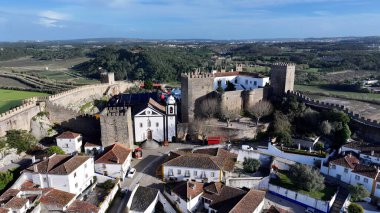 Obidos Leiria Portekiz 'deki Obidos Köyü. Şehir merkezindeki Landmark Ortaçağ binasının havadan görünüşü. Şehir merkezindeki İş Gökyüzü Arkaplanı. Şehir merkezindeki panoramik işleri. Obidos Leiria.