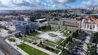 Lizbon 'daki Jeronimos Manastırı. Yukarıdan canlı bir şehrin telaş ve koşuşturmasını yakalamak. Şehir Gökyüzü Arkaplanı Kentsel. Şehir merkezinin yukarısında. Lizbon Portekiz.