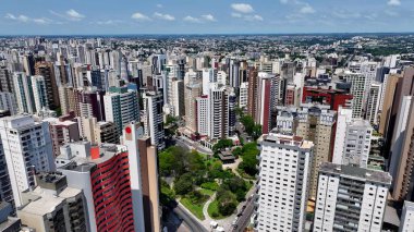 Curitiba Parana Brezilya 'da Curitiba Skyline. Yüksek katlı binaların ve şehir yaşamını gösteren trafik gösterilerinin havadan görüntüsü. İş Bulutları Gökyüzü Şehir Merkezi. İş dünyası geniş çaplı. Curitiba Parana.