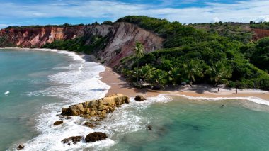 Joao Pessoa Paraiba Brezilya 'daki Tambaba Plajı. Kristal berrak sularla sersemletici sahilin havadan görünüşü. Cennet Adası Manzarası Minnettar Güzel. Yaz zamanı Grateful Coast. Joao Pessoa Paraiba.