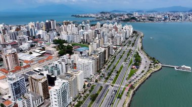 Florianopolis 'teki Florianopolis Skyline, Santa Catarina Brezilya. Şehir Skyline Modern ve Geleneksel Mimariyi Gösteriyor. Altyapı Skyline Gökdelenleri Şaşırtıcı.