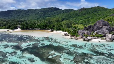La Digue Adası 'ndaki Anse Source D Argent Sahili Victoria Seychelles. Turkuaz Okyanus Dalgaları Tropik Sahile Yavaşça Çarpıyor. Sahil Gökyüzü Sahil Kıyısı Yaz Zamanı. Deniz kenarında Panoramik.