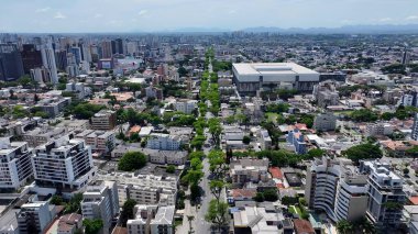 Curitiba Parana Brezilya 'da Curitiba Skyline. Şehir Skyline Modern ve Geleneksel Mimariyi Gösteriyor. Şehir merkezindeki iş dünyası. Şehir merkezinin dışında Panning Wide 'da. Curitiba Parana.