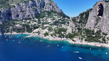 Napoli Campania İtalya 'daki Capri Adası. Büyüleyici Tropikal Sahne Sahnesi Yukarıdan Görünüyor. Cennet Adası Skyline Idyllic Güzeli. Cennet Adası Denizi. Napoli Campania.