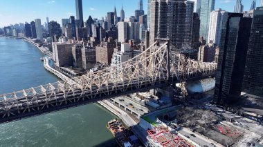 New York, Manhattan 'daki Queensboro Köprüsü. Yukarıdan bakıldığında şehrin yükseltilmiş yol köprüsü sembolü. İş Bulutları Gökyüzü Şehir Merkezi. Özgeçmişleri meşhurdur. Manhattan New York.