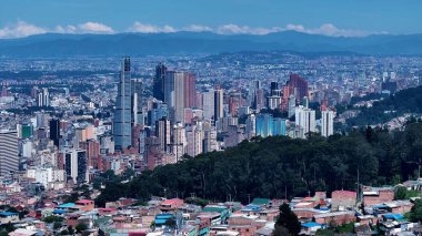 Bogota Cundinamarca Kolombiya 'daki Bogota Skyline. Gökdelenleri Şehir Merkezi Şehir Yaşamını Yansıtıyor. Şehir Bulutları Gökyüzü Arkaplanı Şehir. Şehir dışındaki ünlü. Bogota Cundinamarca.