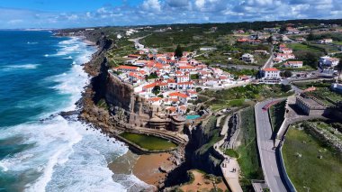 Azenhas, Lizbon 'un Sintra Bölgesi' ndeki Mar Plajı 'nda. Büyüleyici Tropikal Sahne Sahnesi Yukarıdan Görünüyor. Şehir Gökyüzü Arkaplanı Kentsel. Şehrin yukarısında. Sintra Lizbon Bölgesi.