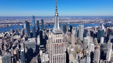 Manhattan, New York 'taki Empire State Binası. Şehir merkezinin modern binalarla dolup taşması. İş Bulutları Gökyüzü Şehir Merkezi. İş dünyası geniş çaplı. Manhattan New York.