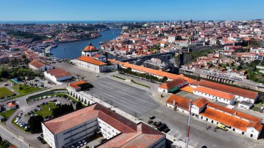 Porto Portekiz 'deki Serra Do Pilar Manastırı. Yaz tatilinde harika bir sahil manzarası olan kuş bakışı. Endüstriyel Peyzaj Ticari Binası Güzel. Endüstriyel kasaba. Porto Portekiz.