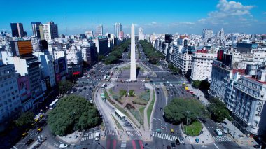 Buenos Aires Arjantin 'deki Obelisk Anıtı. Doğal Manzaradaki Ünlü Heykelin Hava Manzarası. Metropolitan Peyzaj Ticari Binası Çarpıcı. Metropolitan Atılgan Kasabası.
