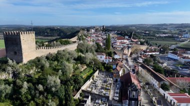Portekiz 'in Obidos Leiria bölgesindeki Obidos Köyü. Yukardan bakıldığında hareketli bir şehirde ortaçağ binası. Altyapı Skyline Panoramic City View Awesome. Altyapı Şehir Manzarası.