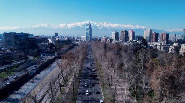 Santiago Skyline Şili 'de. Gökdelenleri Şehir Merkezi Şehir Yaşamını Yansıtıyor. Şehir Gökyüzü Arkaplanı Kentsel. Şehir merkezinin yukarısında. Santiago Şili.