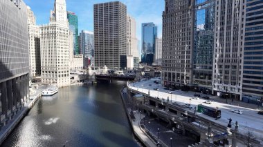 Chicago Riverwalk, Chicago Illinois Birleşik Devletleri. Şehir Skyline Modern ve Geleneksel Mimariyi Gösteriyor. Şehir merkezindeki iş dünyası. Şehir merkezinin dışında Panning Wide 'da. Chicago Illinois.