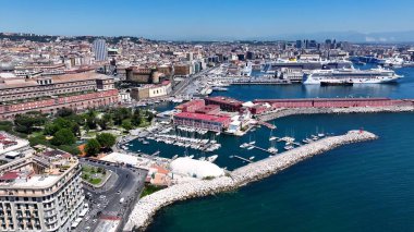 Napoli 'nin silueti Napoli Campania İtalya' da. Yaz tatilinde harika bir sahil manzarası olan kuş bakışı. Altyapı Skyline Gökdelenleri çarpıcı. Altyapı Mimarlık Şirketi.