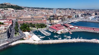 Napoli Campania İtalya 'daki Kraliyet Sarayı. Turkuaz Okyanus Dalgaları Tropik Sahile Yavaşça Çarpıyor. Şehir Gökyüzü Arkaplanı Kentsel. Şehir merkezinin yukarısında. Napoli Campania.