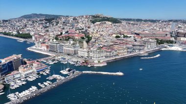 Napoli Campania İtalya 'daki Dev Çeşmesi. Kristal berrak sularla sersemletici sahilin havadan görünüşü. Şehir Gökyüzü Arkaplanı Kentsel. Açık Arkaplan Panoramik Şehir. Napoli Campania.