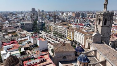 İspanya 'daki La Reina Meydanı. Yemyeşil parkın ve etrafındaki binaların havadan görünüşü. Altyapı Skyline Panoramic City View Awesome. Altyapı Şehir Manzarası. Valencia İspanya.