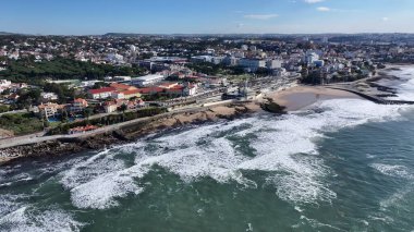 Lizbon 'un Cascais bölgesindeki Cascais Skyline. Yüksek katlı binaların ve şehir yaşamını gösteren trafik gösterilerinin havadan görüntüsü. Cennet Skyline Idyllic göz kamaştırıcı. Cennet Rıhtımı Kıyısı.