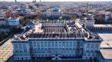 Madrid 'deki Madrid Kraliyet Sarayı. İnanılmaz Skysraper 'lar ve caddedeki trafik yukarıdan izleniyor. Metropolitan Manzara Gökdelenleri. Güzel. Metropolitan Şehir. Madrid İspanya.