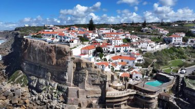 Lizbon 'un Sintra Bölgesi' nde Azenhas Mar Plajı. Yukarıdan canlı bir şehrin telaş ve koşuşturmasını yakalamak. Terk edilmiş Skyline Sezon Arzusu. Sezon Rıhtım Kıyısı.